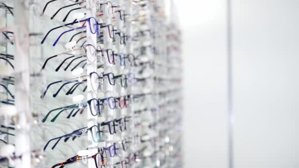 Selectie Van Moderne Brillenglazen Opticien Winkel Planken Met Bril Velgen — Stockvideo