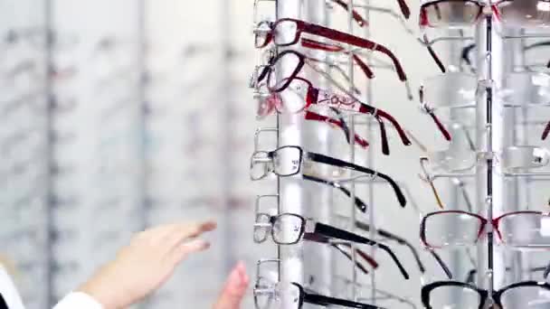 Óculos Olho Loja Mulher Perto Suporte Transparente Com Lentes Ópticas — Vídeo de Stock