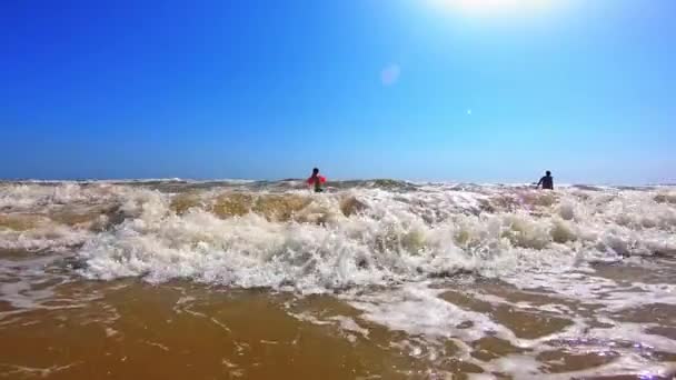 Rapaz Divertir Mar Criança Excitada Brincando Com Ondas Mar — Vídeo de Stock
