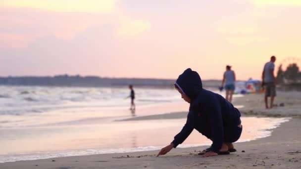 Junge Schreibt Wörter Auf Sand Kleiner Junge Schreibt Strand Sand — Stockvideo