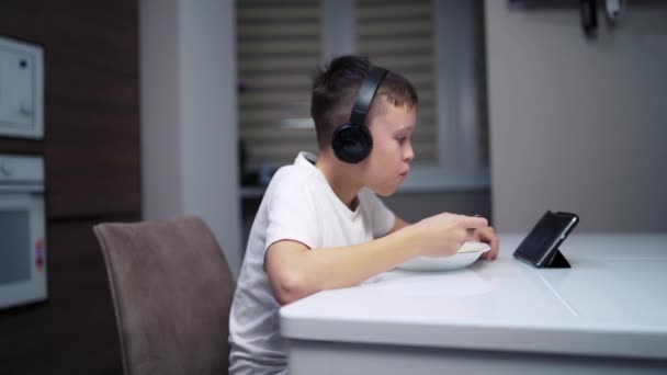 Adolescent Garçon Manger Dans Cuisine Garçon Manger Regarder Des Dessins — Video