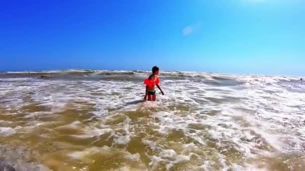 Rapaz Brincar Praia Rapaz Feliz Brincando Água Mar — Vídeo de Stock