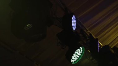 Lazer ışınlı sahne ışıkları. Konser sırasında projektör sahnesinin görüntüsünü kapat