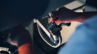 Zekice bir sağlık hizmeti teknolojisi. Robot el makinesi ameliyathanede ve cerrahi doktoru da gelecekteki hastanede.