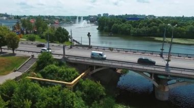Nehrin havadan görünüşü. Şehirdeki peyzajın hava aracı atışı