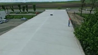 İnşaat işçisi. İnşaat alanı yukarıdan çekiliyor