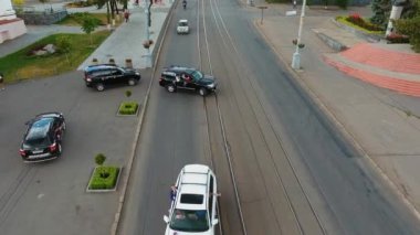 Klasik düğün arabası alayı. Araba düğün alayı şehre doğru gidiyor.