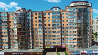 Şehirdeki konut binaları. Yeni yerleşim alanındaki çok katlı apartmanların havadan görünüşü