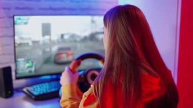 Araba yarışı oynayan kız. Kadın sanal gerçeklik aygıtıyla video oyunu oynuyor