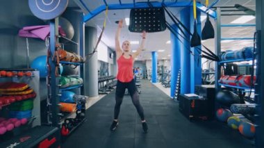 Spor salonunda kadın egzersizi. Kadın spor yapıyor, yoga yapıyor.