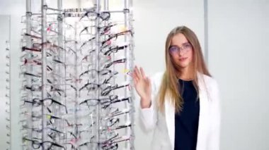 Mağazada gözlük seçen kadın. Optik mağazasında gözlük seçen kadın portresi