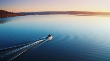 Nehirdeki sürat teknesi. Nehirde tekneyle dinlenirken hava aracı görüntüsü