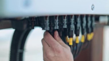 Güneş enerjisi santralindeki ekipmanları kontrol eden mühendisler. Güneş enerjisi santralinde kontrol ve bakım ekipmanları üzerinde çalışan mühendis.