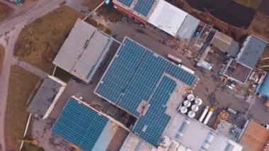 Çatıdaki güneş panelleri. Fabrikanın çatısındaki güneş panelleri pv hücrelerinin yukarıdan görünüşü