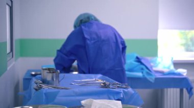 Ameliyathane. Profesyonel cerrah hastaya ameliyat yapıyor.