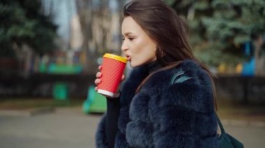 Kahveli mutlu kadın. Şehirde kahve içen genç ve güzel bir kadın.