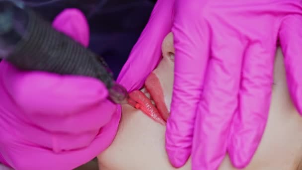 Μόνιμα Χείλη Μακιγιάζ Όμορφη Νεαρή Γυναίκα Παίρνει Χείλη Διαδικασία Διόρθωσης — Αρχείο Βίντεο
