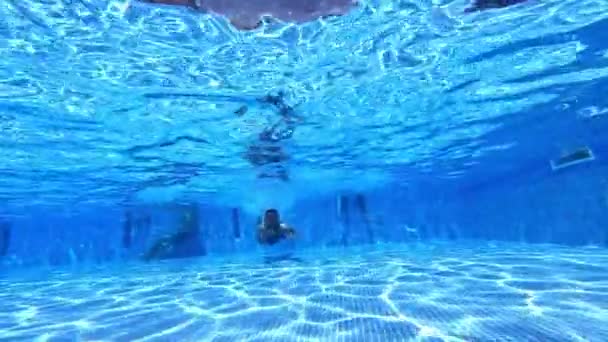 Mann Unter Wasser Des Pools Junger Schöner Mann Schwimmt Der — Stockvideo