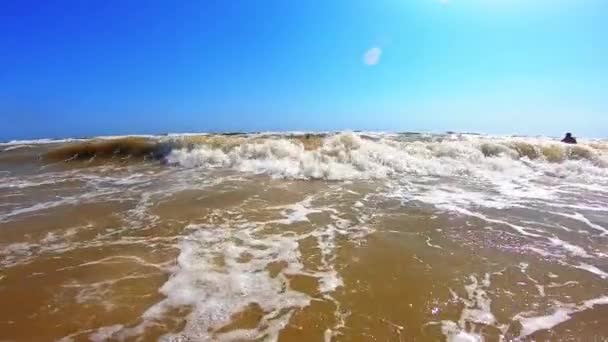 海の波でジャンプする少年 ハッピーボーイランニングと浅い水でジャンプ — ストック動画