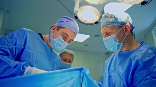 Portret Lekarza Chirurga Grupa Chirurgów Sali Operacyjnej — Wideo stockowe
