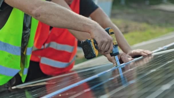Trabalhando Painel Solar Reparação Técnico Que Trabalha Instalação Painel Solar — Vídeo de Stock