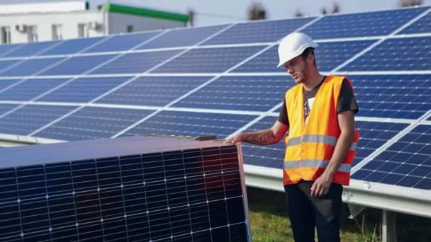 Técnico Instalando Paneles Solares Instalación Paneles Solares Fotovoltaicos Energía Alternativa — Vídeo de stock