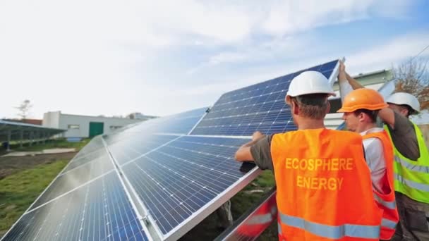 Solución Innovadora Para Resolución Energía Trabajadores Profesionales Instalando Paneles Solares — Vídeo de stock