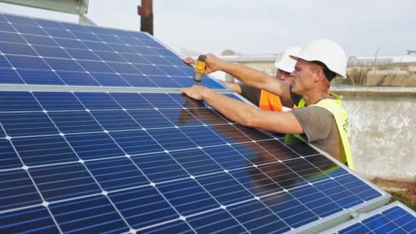 Técnico Instalando Célula Solar Técnicos Montagem Painéis Solares Fotovoltaicos — Vídeo de Stock