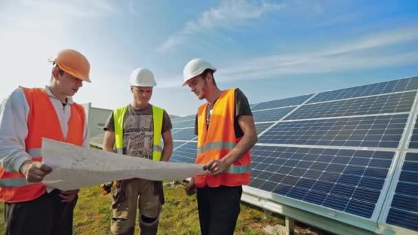 Grupo Ingenieros Contra Paneles Solares Ingenieros Pie Cerca Paneles Energía — Vídeos de Stock