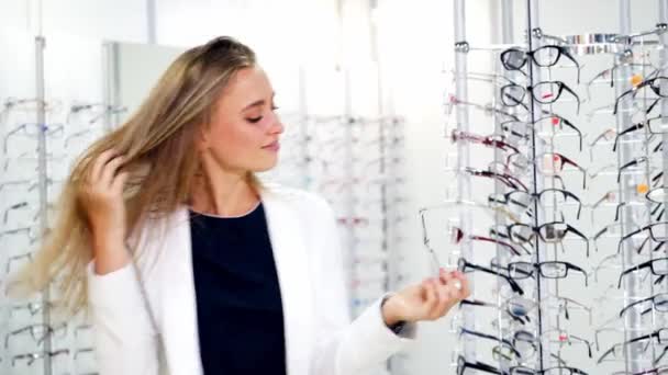 Žena Brýlemi Optical Store Žena Optickém Obchodě Výběr Brýlí — Stock video