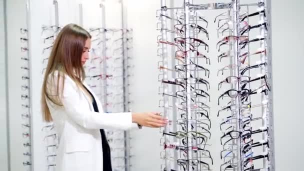 Menina Com Óculos Novos Loja Mulher Beleza Usa Óculos Loja — Vídeo de Stock