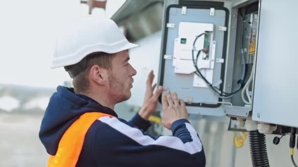 Homem Trabalhar Central Solar Engenheiro Elétrico Reparando Caixa Eletricidade Usina — Vídeo de Stock