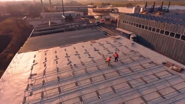 Trabalhadores Que Instalam Painéis Solares Telhado Trabalhadores Durante Entalação Painéis — Vídeo de Stock