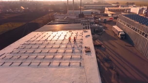 Zonnetechnicus Installeert Panelen Installatie Van Alternatieve Fotovoltaïsche Zonnepanelen Het Dak — Stockvideo