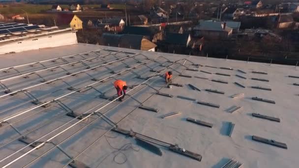 Εργάτες Στην Οροφή Εγκαθιστούν Ηλιακούς Συλλέκτες Ηλεκτρολόγοι Που Εργάζονται Για — Αρχείο Βίντεο