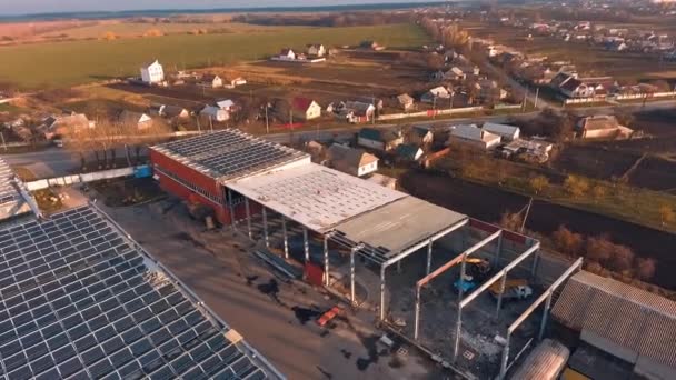 Telhados Com Painéis Solares Vista Aérea Dos Trabalhadores Que Instalam — Vídeo de Stock