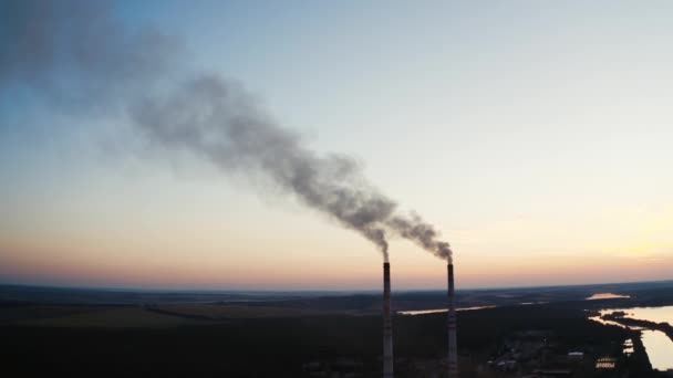 工場の煙のパイプ 煙突が深い青空に煙を出している工場 — ストック動画