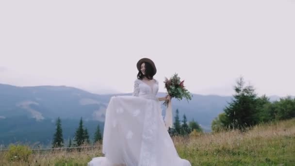 山水上的新娘穿着白衣的浪漫美丽的新娘在山上摆姿势 — 图库视频影像
