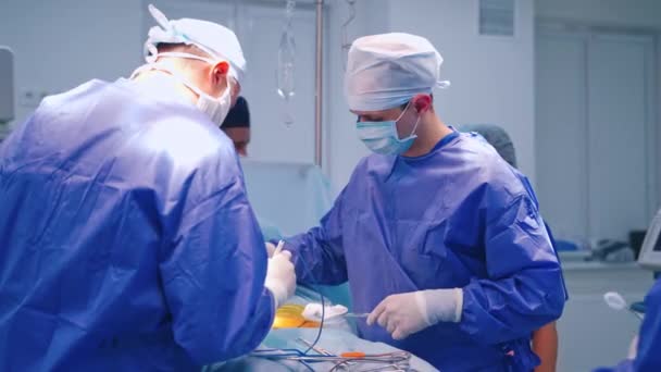 Portret Zespołu Chirurgów Pracy Chirurdzy Pracy Zespołowej Sali Operacyjnej Nowoczesnymi — Wideo stockowe