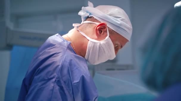 Portrét Chirurga Operačním Sále Zastřelen Operačním Sále Profesionálního Chirurga Provádějícího — Stock video