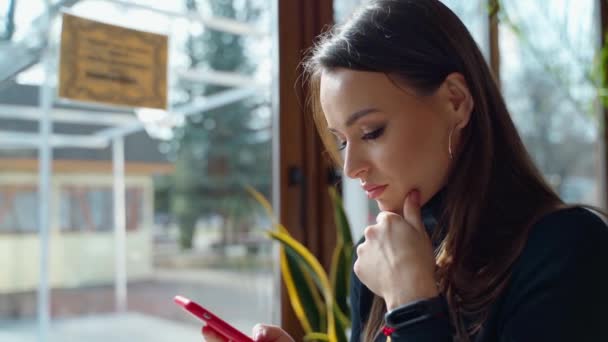 Dáma Odpočívá Kavárně Žena Kavárně Pomocí Mobilního Telefonu Textování — Stock video
