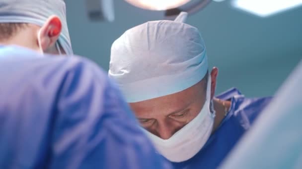 Медицинская Команда Проводит Операцию Хирургическая Бригада Выполняющая Операции Современном Операционном — стоковое видео