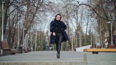 Parkta poz veren güzel bir model. Parkın arka planında poz veren genç kız