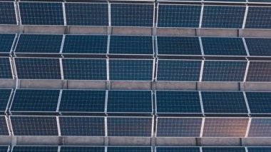 Çatıya monte edilmiş güneş enerjisi santrali. Çatıdaki fotovoltaik güç santralinin tepeden aşağı görüntüsü