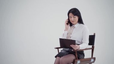 İş ortağıyla iletişim kurmak. Kendine güvenen genç iş kadını cep telefonuyla konuşuyor.