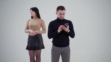 Başarılı genç iş ortakları. Stüdyoda genç bir çift var.