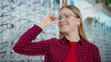 Optik mağazasındaki kız. Optik mağazasından gözlük alan çekici genç bir kadın.