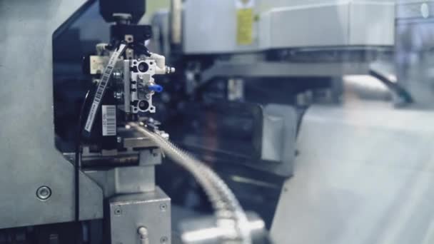 産業機械の閉鎖 生産機械操作のクローズアップビュー — ストック動画