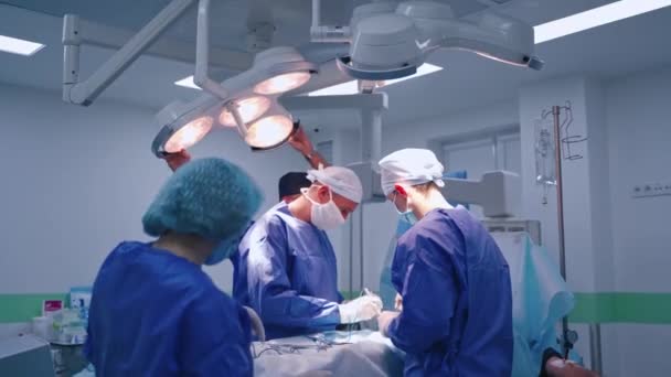 Ameliyathane Hastanedeki Cerrahlardan Oluşan Tıbbi Ekip Minimum Invaziv Cerrahi Müdahaleler — Stok video