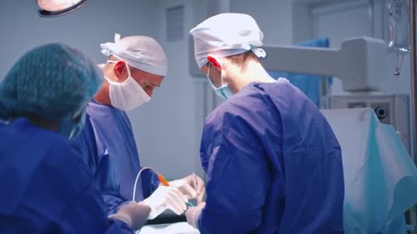 现代诊所的外科 手术室里的一组外科医生 带着手术器械 — 图库视频影像